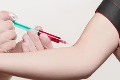 Ryke Geerd Hamer: il medico che accompagna verso la morte, promettendo la vita